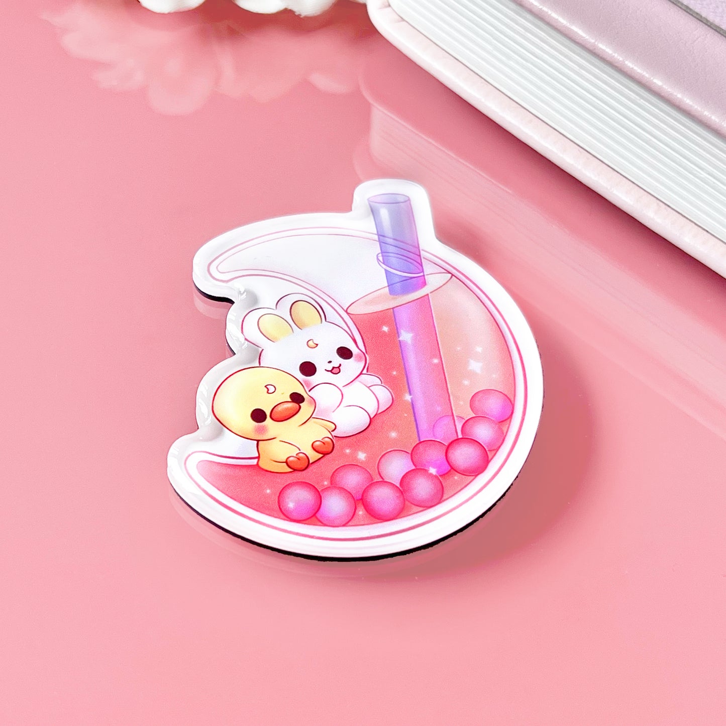 Hase und Ente sitzen auf einem Boba-Mond Magnet