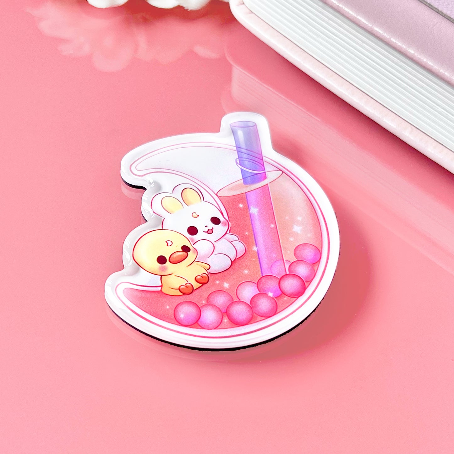 Hase und Ente sitzen auf einem Boba-Mond Magnet