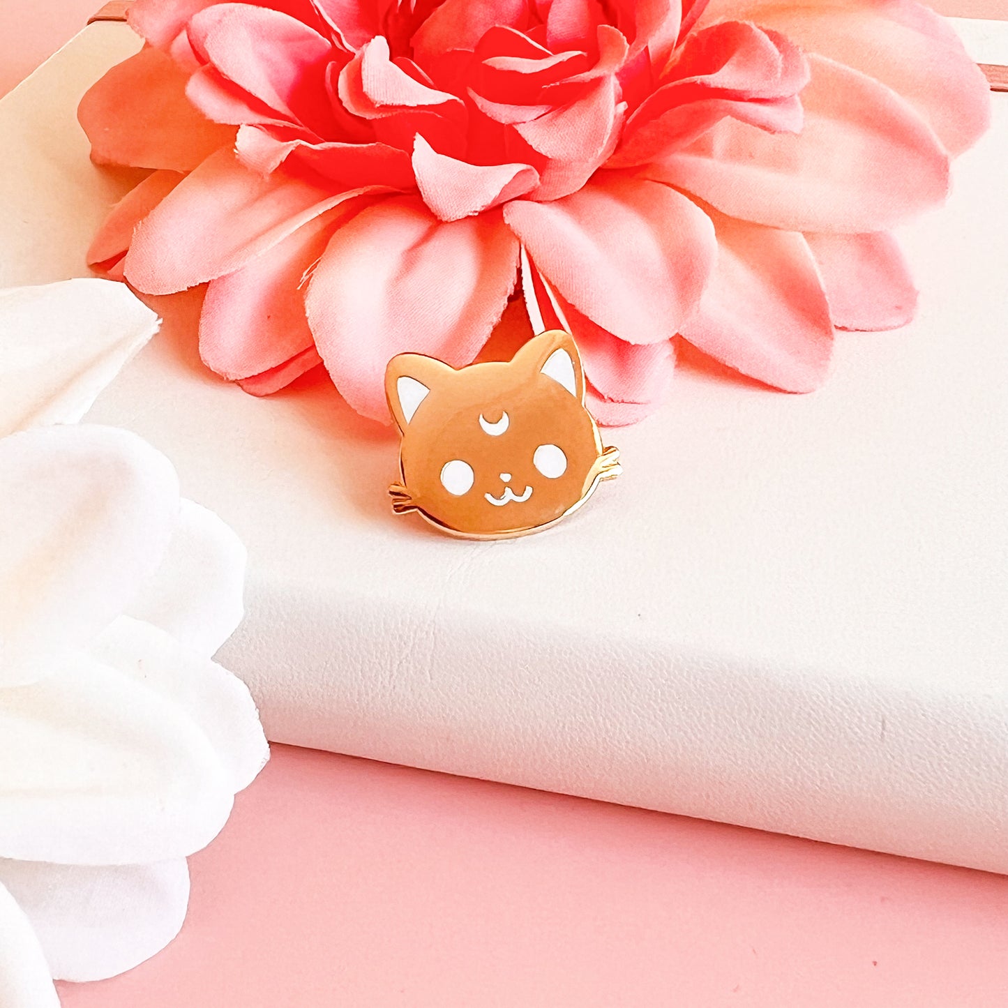 Goldener Mondkatze-Pin