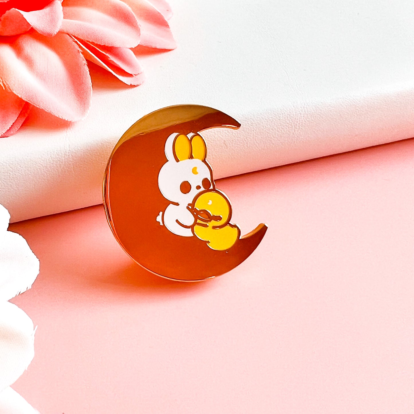 Hase und Ente kuscheln auf dem Mond Pin