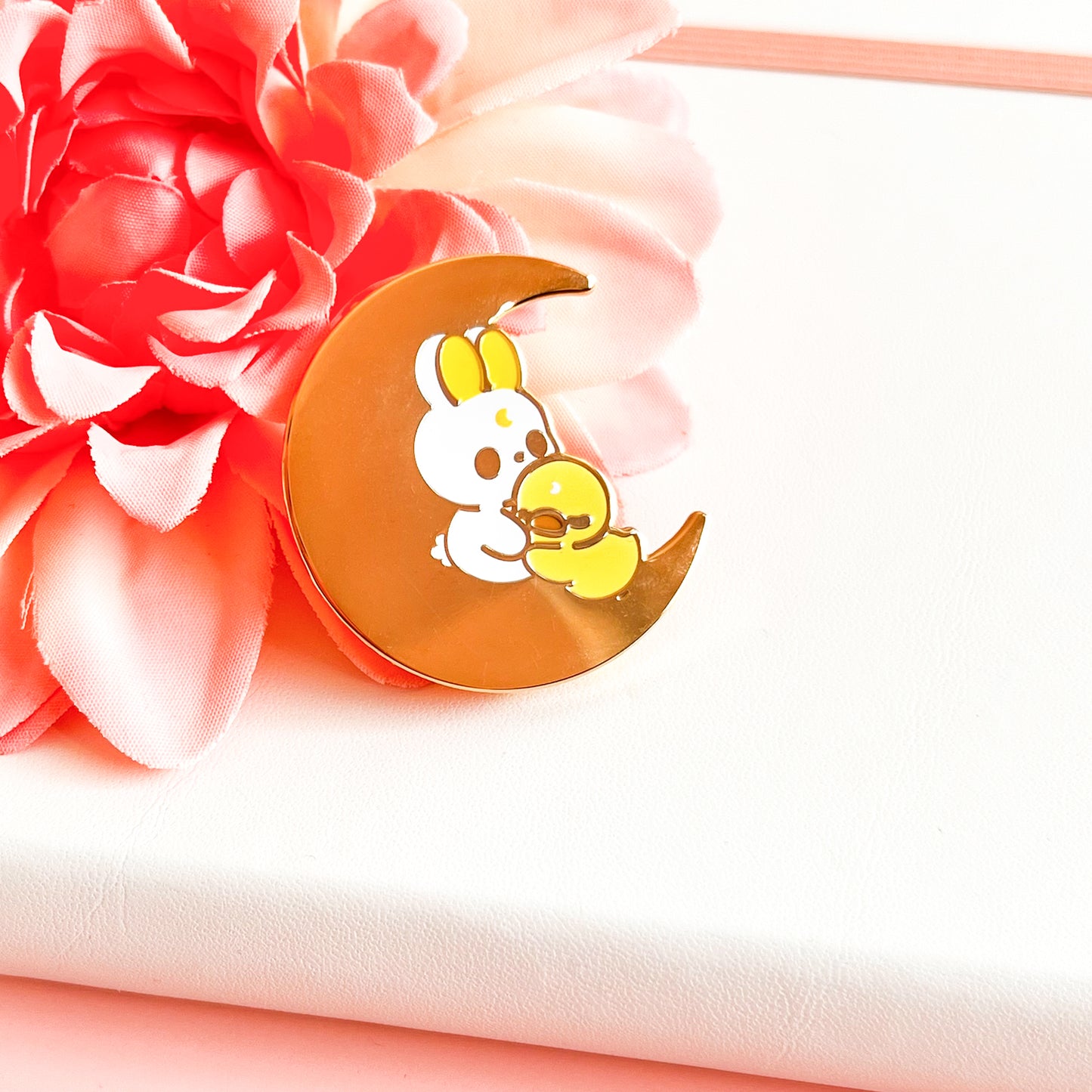 Hase und Ente kuscheln auf dem Mond Pin