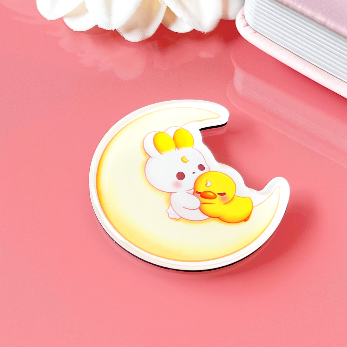 Hase und Ente kuscheln auf dem Mond Magnet