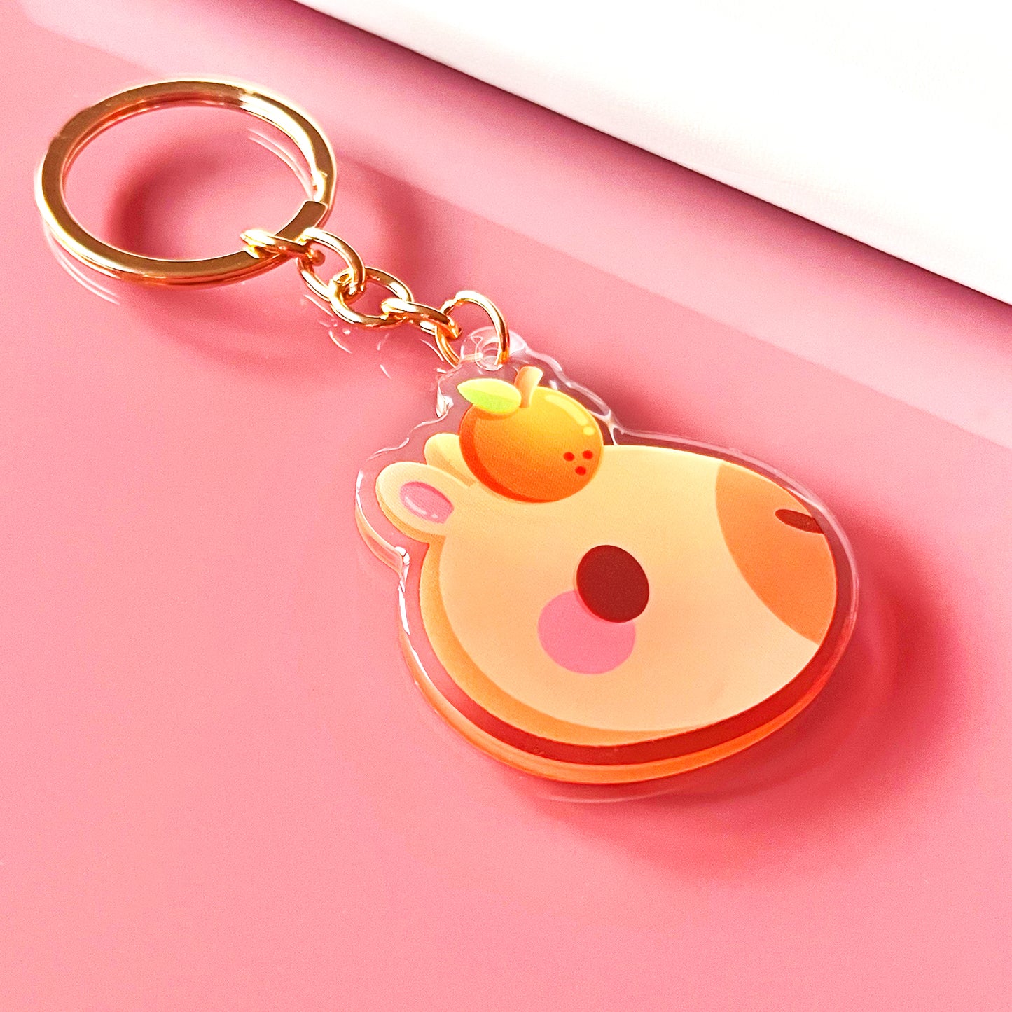 Capybara mit Orange Schlüsselanhänger