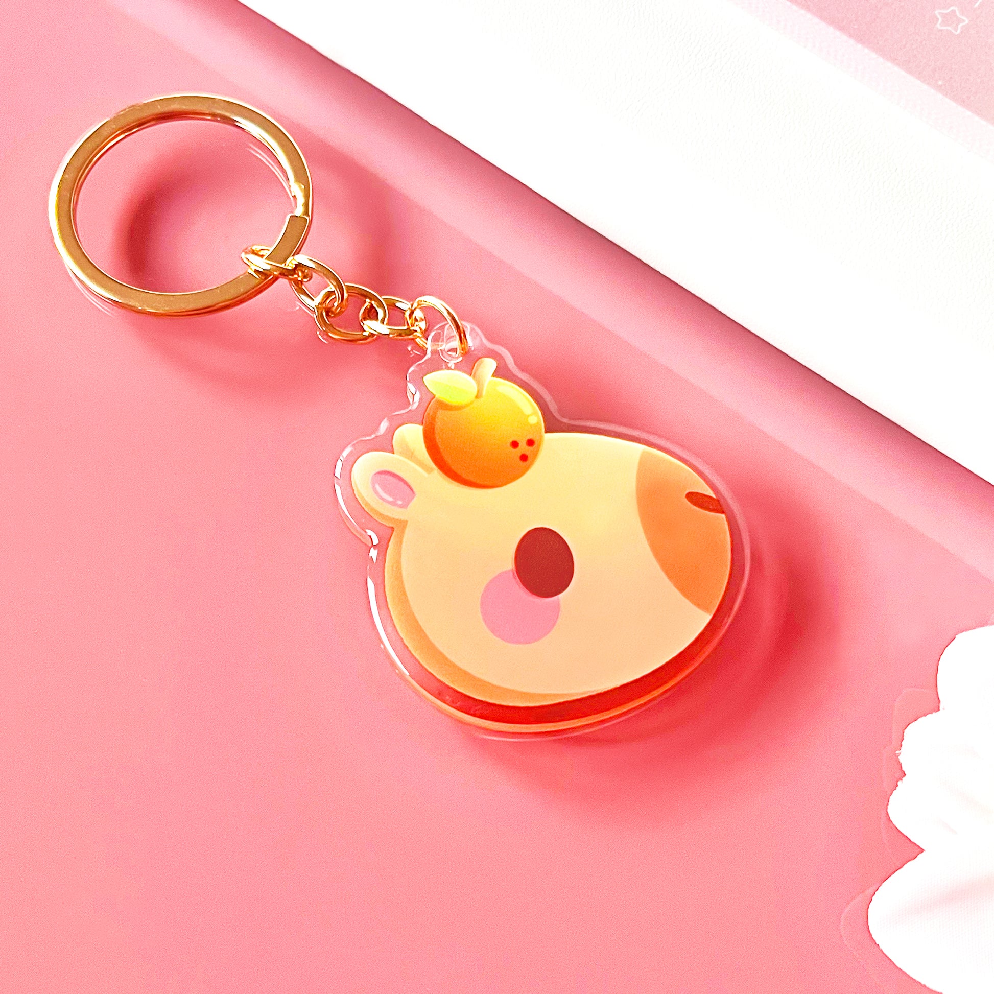 Capybara mit Orange Schlüsselanhänger