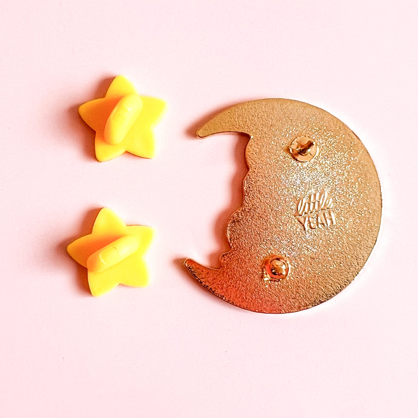 Hase und Ente kuscheln auf dem Mond Pin
