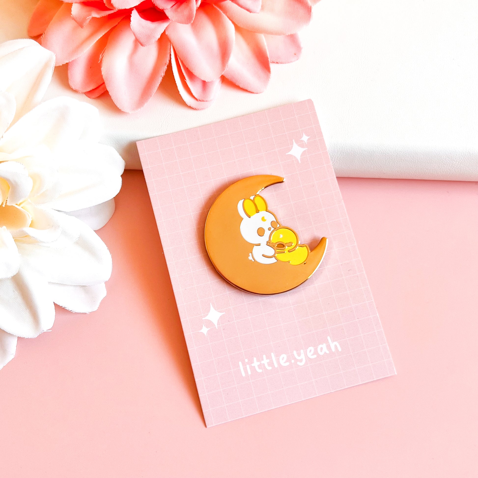 Hase und Ente kuscheln auf dem Mond Pin
